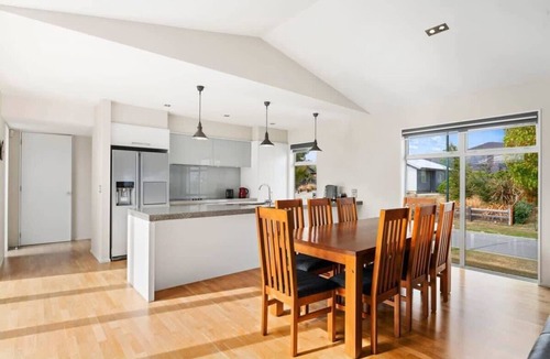 Wanaka House | Alpine Views Retreat in Wanaka - Family Friendly