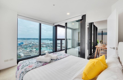 Auckland Central Business District Apartment | Amazing Harbour, Skytower & Rangitoto Views