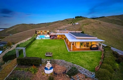 Blenheim Villa | Amazing Mountainview Luxury Villa