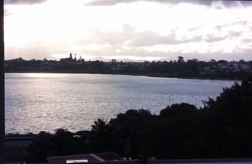 Tauranga Apartment | Amazing seaviews! 1 min walk to town and waterfront.