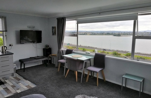 Tauranga Apartment | Amazing seaviews! 1 min walk to town and waterfront.