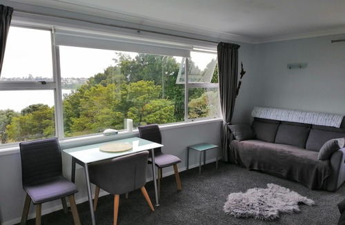 Tauranga Apartment | Amazing seaviews! 1 min walk to town and waterfront.