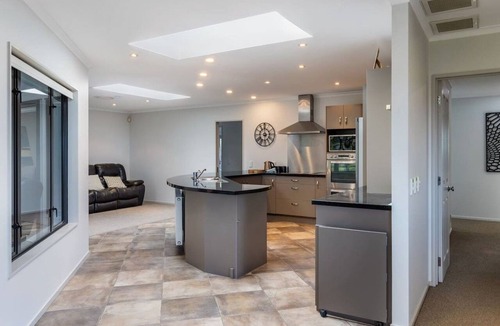 Rangatira Park House | Amazing Views & space Galore