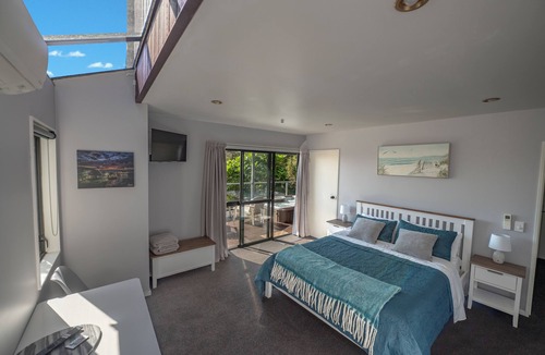 Opua Apartment | Arabella Hideaway | Private Spa & Bay Views.