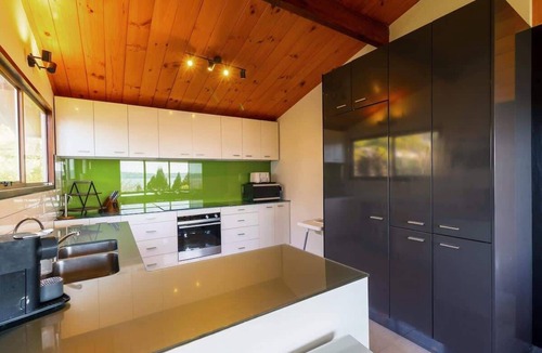 Kawaha Point House | Aroha - Lake Views, Spa Pool & Annexe, Sleeps 12