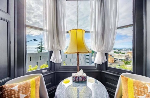 Bluff Hill House | Art Deco Seaview Retreat