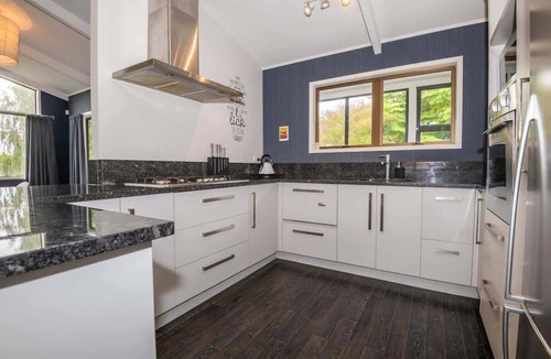 Lynmore House | As You Do - Spa Pool, Walk to Redwoods, Pets OK