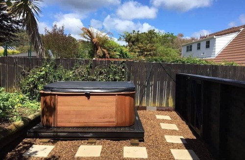 Lynmore House | As You Do - Spa Pool, Walk to Redwoods, Pets OK