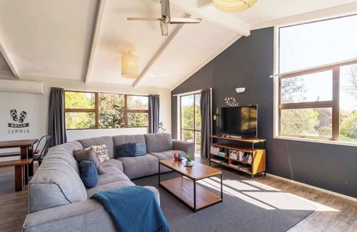 Lynmore House | As You Do - Spa Pool, Walk to Redwoods, Pets OK