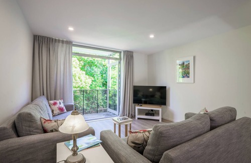 Parnell Apartment | Auckland City Escape: Modern Home with Spa Pool