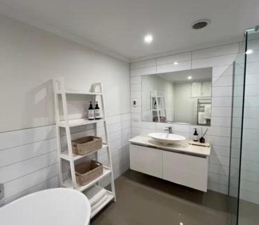 Castor Bay House | Auckland Coastal Hideaway Castor Bay Beach
