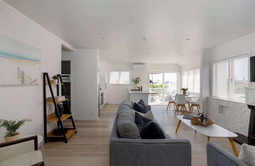 Mount Maunganui Apartment | Awesome Beach House, stroll to Town and Beach