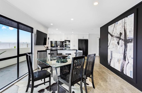 Manukau City Apartment | Awesome Designer 3BR Apt in the Heart of Manukau