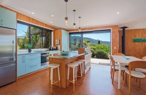 Marahau House | Bach7 by the Sea - Spa Pool, Views, Walk to Beach!