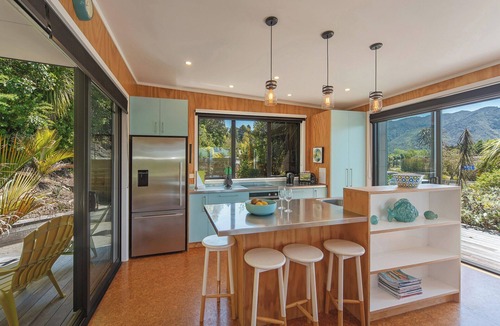 Marahau House | Bach7 by the Sea - Spa Pool, Views, Walk to Beach!
