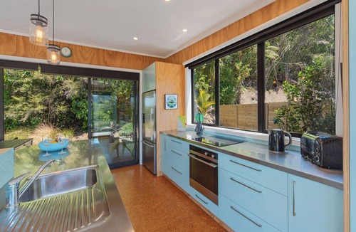 Marahau House | Bach7 by the Sea - Spa Pool, Views, Walk to Beach!