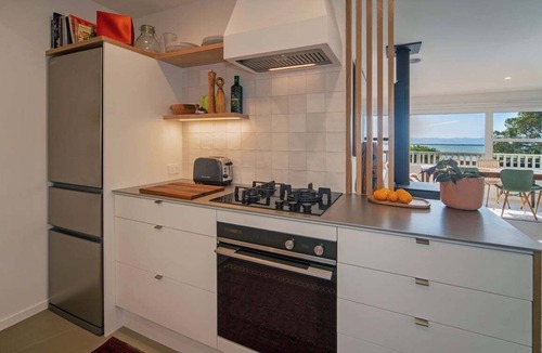 Atawhai House | Bangalow Bach - Views, Hot Tub, Sauna & Cold Plunge