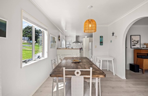 Raglan House | Barefoot at the Bay - Raglan Holiday Home