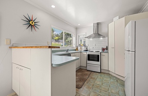 Raglan House | Barefoot at the Bay - Raglan Holiday Home