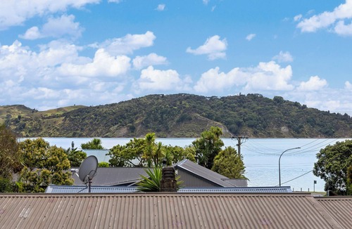 Raglan House | Barefoot at the Bay - Raglan Holiday Home