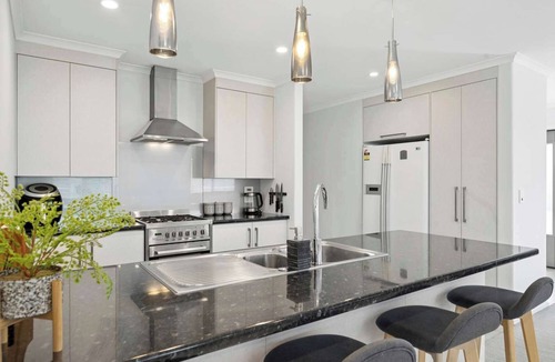Rotorua House | Basil Inn - Covered Deck & BBQ, Sleeps 6