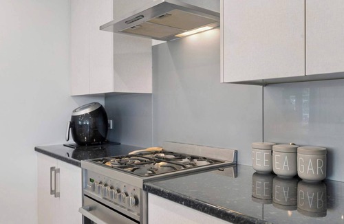 Rotorua House | Basil Inn - Covered Deck & BBQ, Sleeps 6