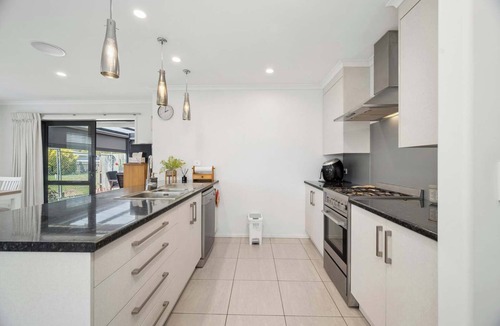 Rotorua House | Basil Inn - Covered Deck & BBQ, Sleeps 6