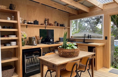 Tryphena House | Bay Cottage Great Barrier Island - By 2 Beaches