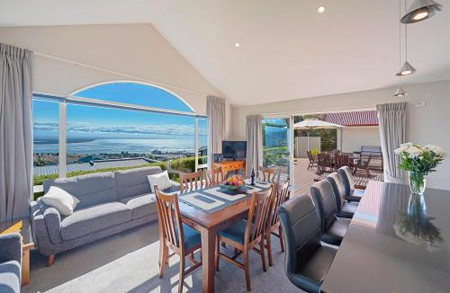 Britannia Heights House | Bay Dreamer - Nelson Holiday Home