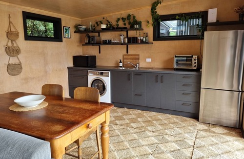 Coromandel Cabin | Bay View Bach - Perfect Couples Getaway - Sea Views/Sunsets - Spacious Deck-WiFi