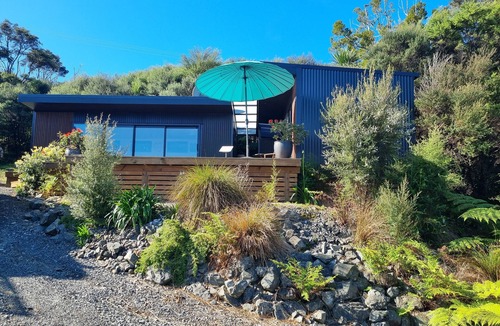Coromandel Cabin | Bay View Bach - Perfect Couples Getaway - Sea Views/Sunsets - Spacious Deck-WiFi