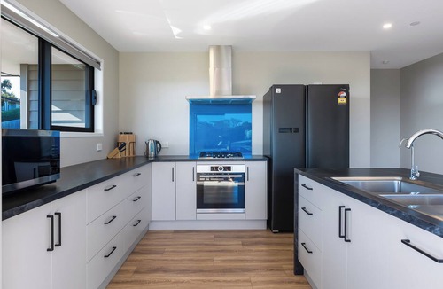 Cable Bay House | Bay View Escape - Cable bay Holiday Home