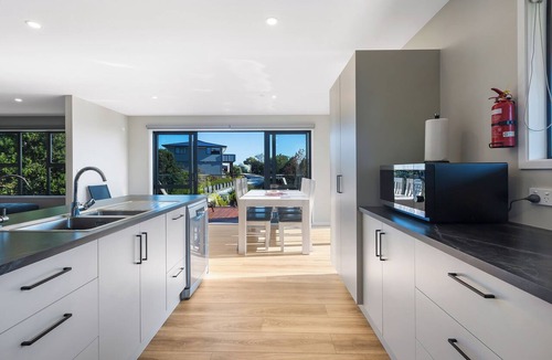 Cable Bay House | Bay View Escape - Cable bay Holiday Home