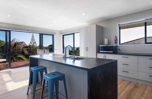 Cable Bay House | Bay View Escape - Cable bay Holiday Home