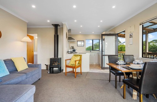 Whakamarama House | Bayview Cottage - Whakamarama Holiday Home