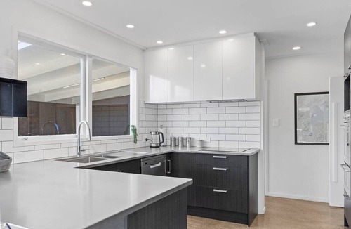 Two Mile Bay House | Bayview Modern, Stunning views & Hot Tub