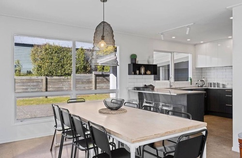 Two Mile Bay House | Bayview Modern, Stunning views & Hot Tub