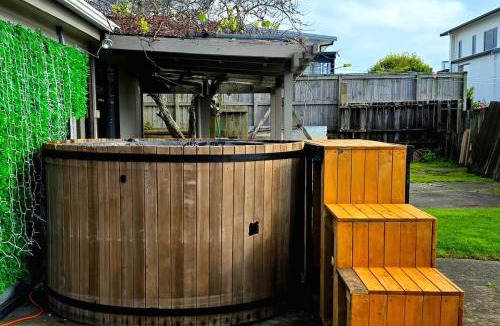One Tree Point House | Beach 100m walk Hot Tub Water sports Games room