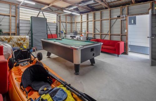 One Tree Point House | Beach escape! Hot tub, games room, pet friendly