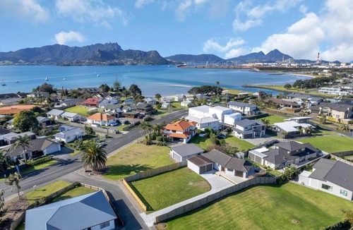 One Tree Point House | Beach escape! Hot tub, games room, pet friendly