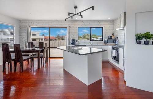 One Tree Point House | Beach escape! Hot tub, games room, pet friendly