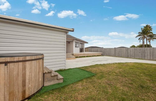 One Tree Point House | Beach escape! Hot tub, games room, pet friendly