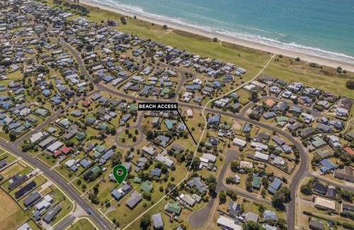 Matarangi House | Beach House at 406 - Walk to the beach