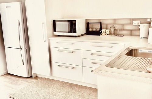Red Beach Apartment | Beach life at Red Beach Self-Contained Flat