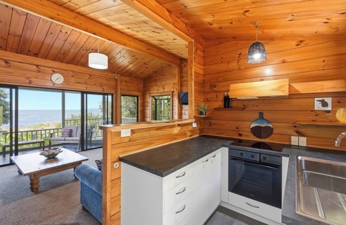 Collingwood House | Beachfront home-dogs allowed