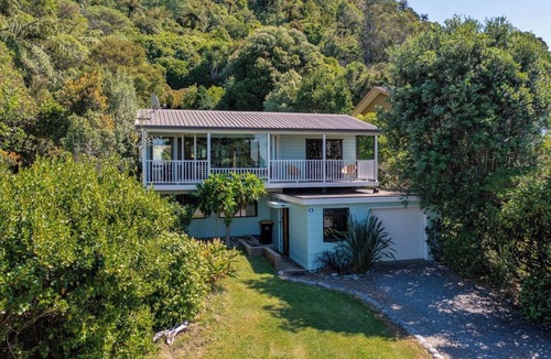 Collingwood House | Beachfront home-dogs allowed