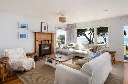 Wainui House | Beachfront Kiwi bach with direct beach access