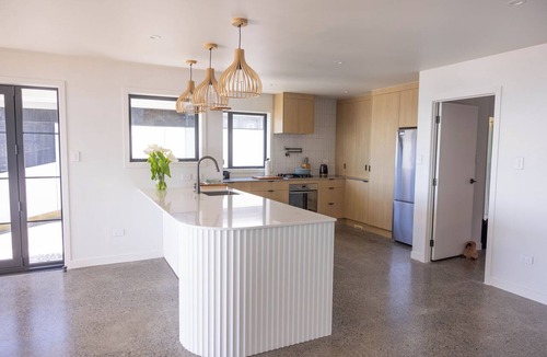 Bell Block House | Beachfront Luxury Retreat & Sauna with Sea Views