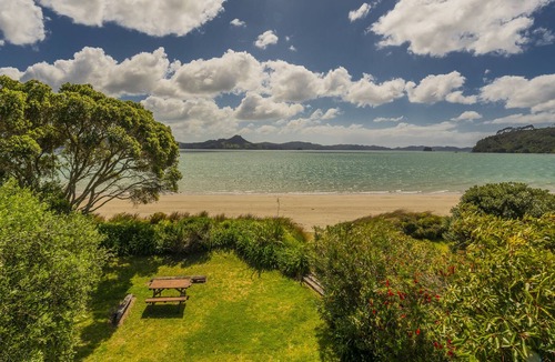 Cooks Beach House | BEACHFRONT MODERN HOME - COOKS BEACH HOLIDAY HOME in Cooks Beach