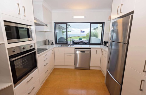 Mount Maunganui House | Beachside Blue - Stunning ocean views